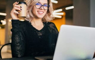 Antreprenoare in fata unui laptop