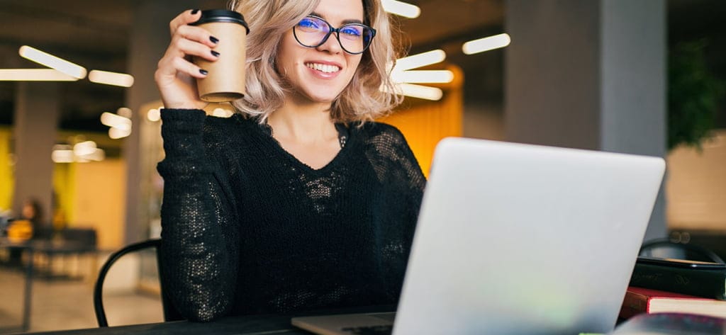 Antreprenoare in fata unui laptop