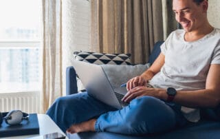 Antreprenor cu laptop in brate