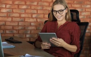 Antreprenoare care se uita la un site web