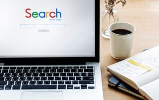 Laptio cu site-ul google pe ecran