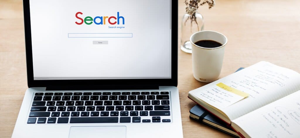 Laptio cu site-ul google pe ecran