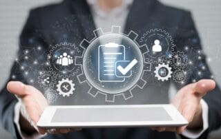 Persoana ce tine o tableta in maini