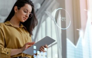 Antreprenoare cu tableta in mana