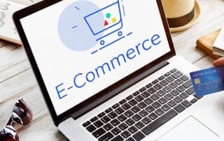 laptop cu textul e-commerce pe ecran