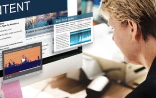 Persoana citind continut de pe un ecran