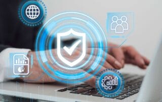 maini care tasteaza la un laptop