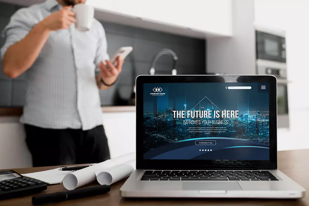 Un site web pe un monitor cu elemente moderne de design și actualizări tehnologice