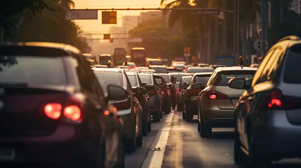 Un drum aglomerat cu multe mașini, simbolizând traficul intens