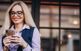 Antreprenor verificand daca site-ul web este responsive