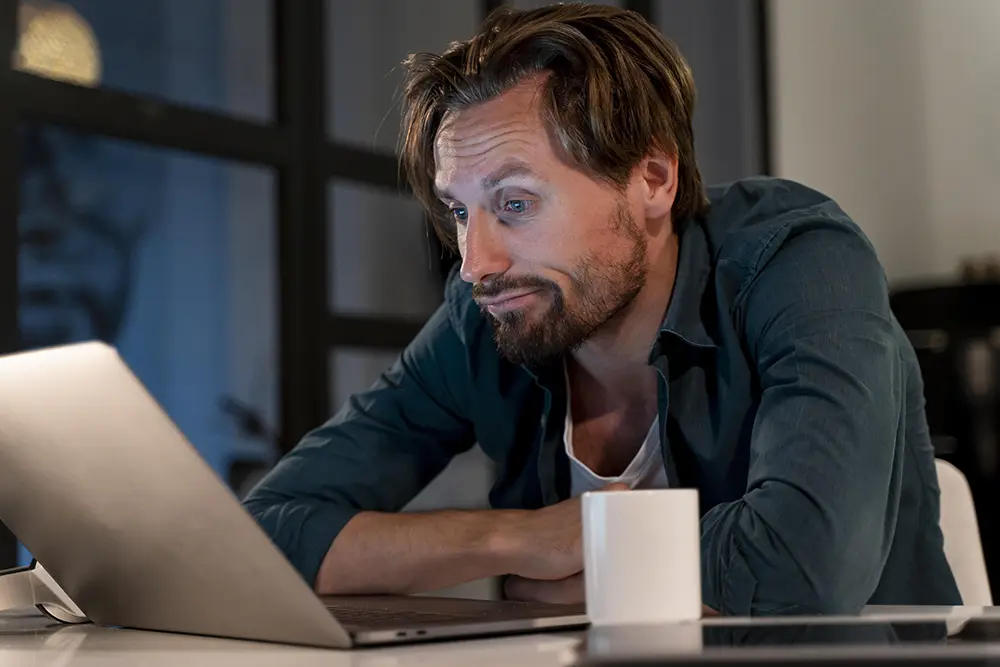 Persoană confuză în fața unui site web