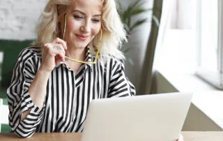 Antreprenor verificand site-ul web