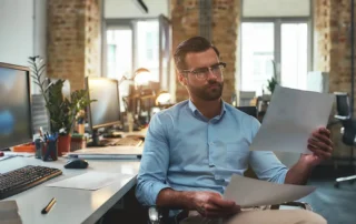 Manager analizând planul și cerințele pentru crearea unui site web în 2026