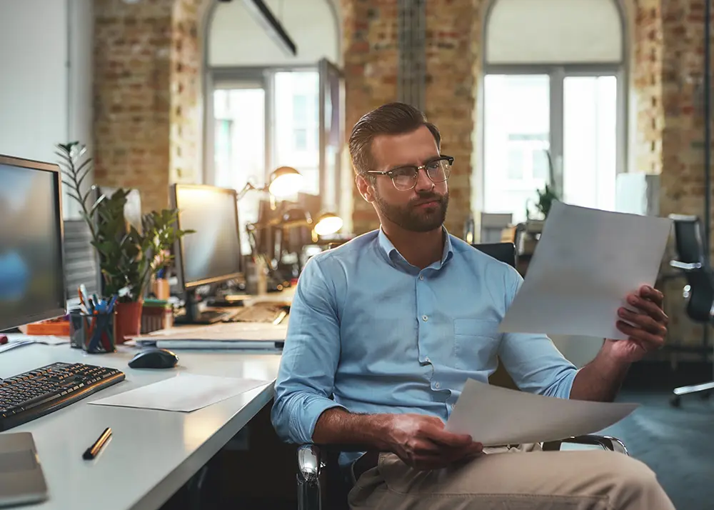 Manager analizând planul și cerințele pentru crearea unui site web în 2026