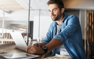 Specialist IT monitorizând un audit tehnic WordPress pe laptop într-un spațiu de lucru modern.