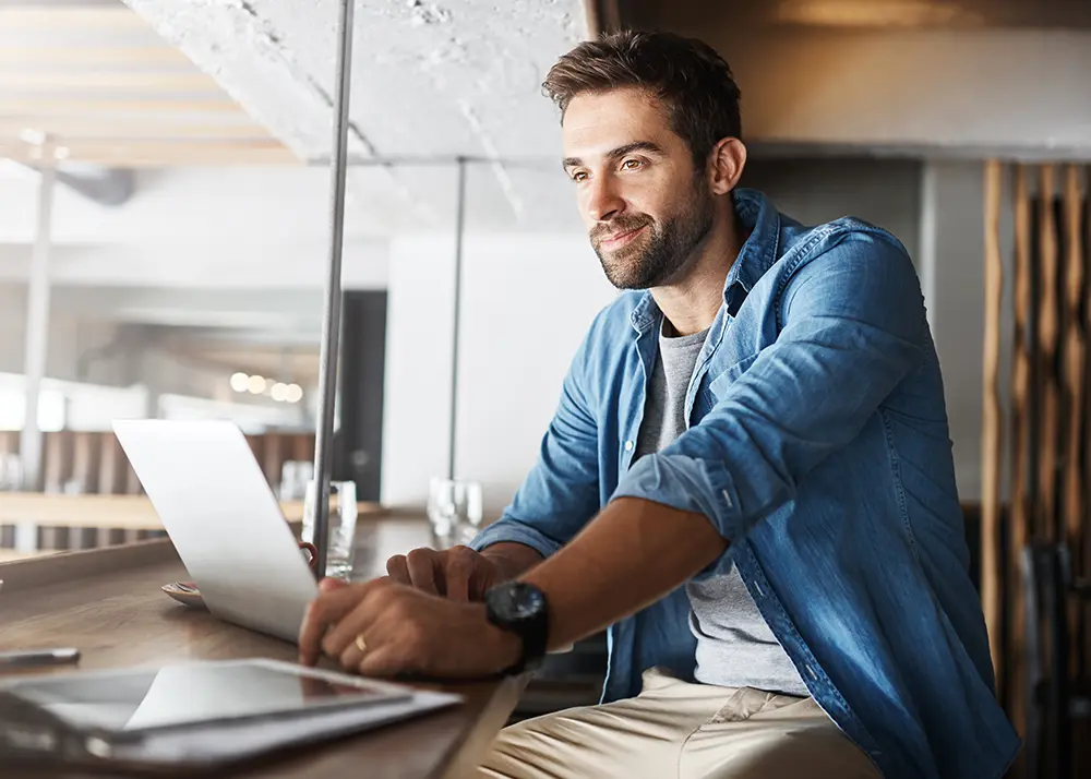 Specialist IT monitorizând un audit tehnic WordPress pe laptop într-un spațiu de lucru modern.