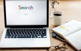 Interfață de analiză SEO și keyword research afișată pe ecran, utilizată pentru optimizarea conținutului online al unei afaceri românești